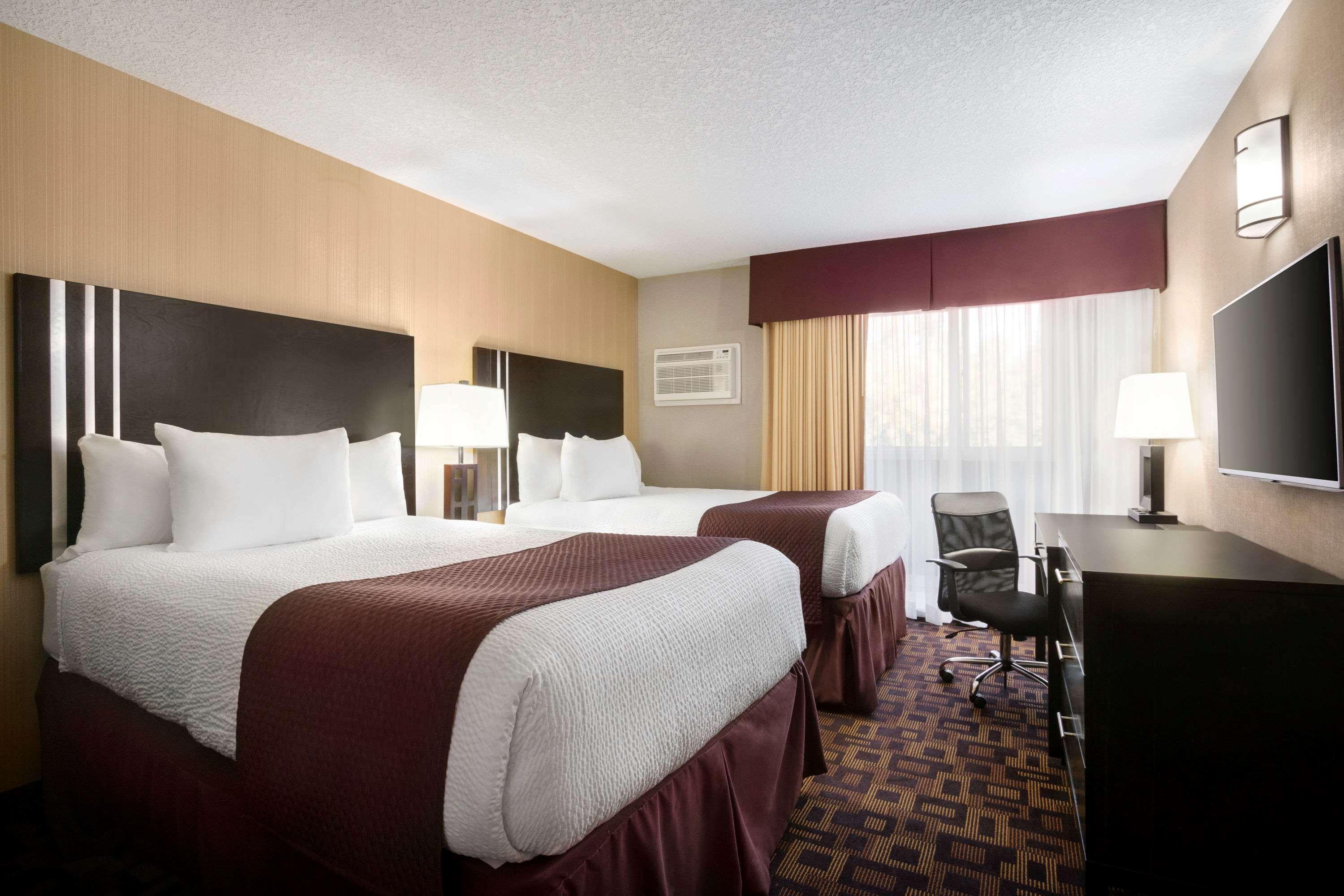 Days Inn By Wyndham Sylvan Lake Exterior photo