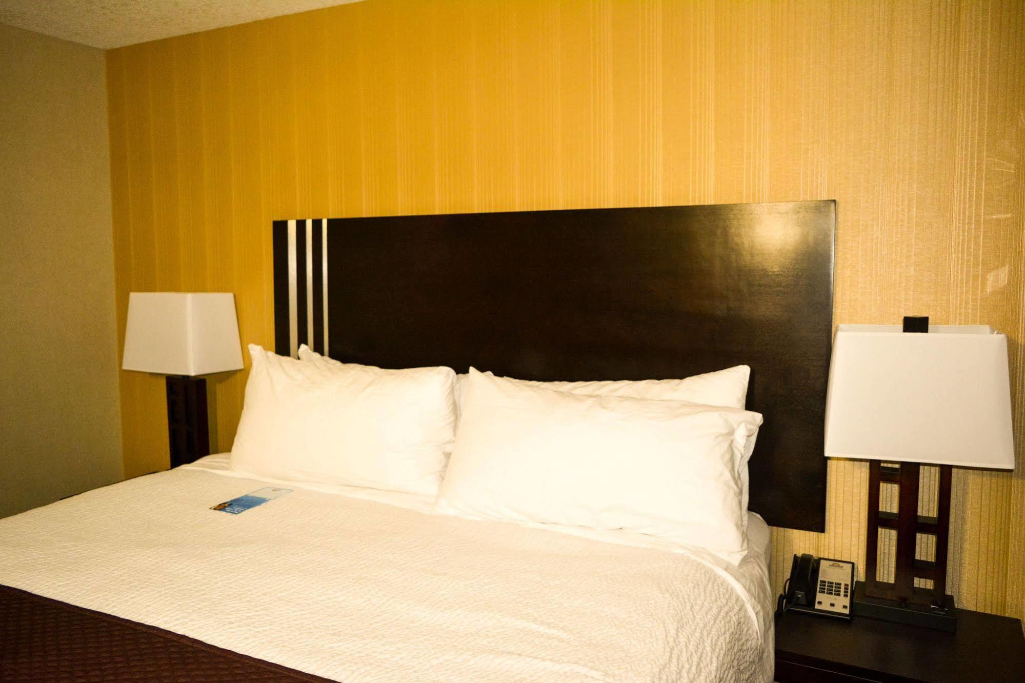 Days Inn By Wyndham Sylvan Lake Exterior photo